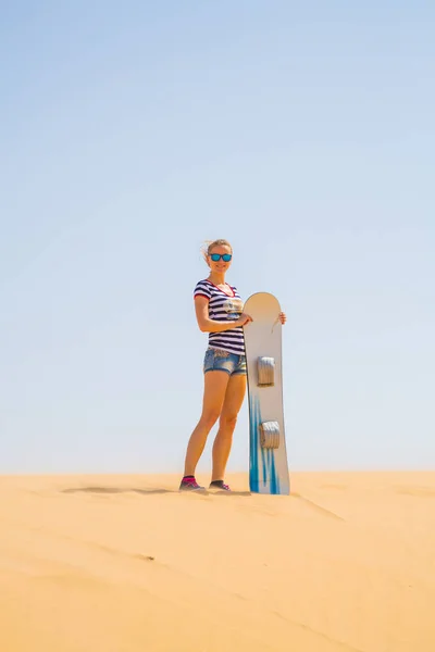 Chica Pie Con Una Tabla Snowboard Medio Desierto Una Duna — Foto de Stock