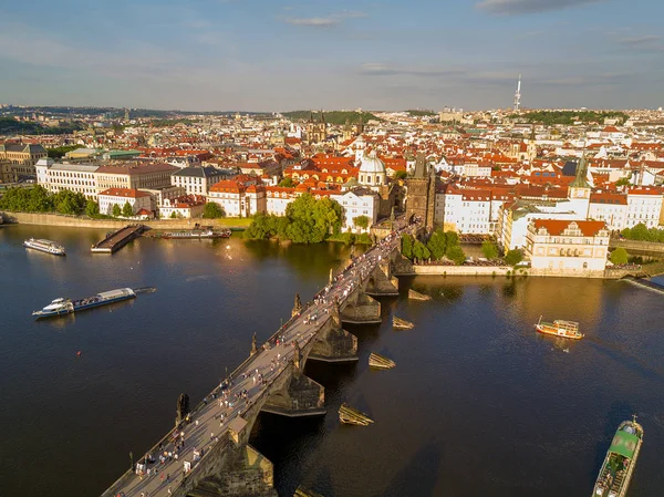 Prag Şehir Panoramik Bir Kale Ile Yukarıdan Ufukta Güzel Hava — Stok fotoğraf