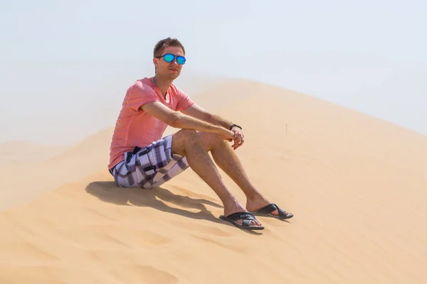 Мальчик Сидит Пустыне Солнечных Очках — стоковое фото