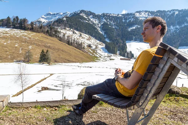 Молода Людина Сидить Rigi Швейцарії Спостерігаючи Природи Гори — стокове фото