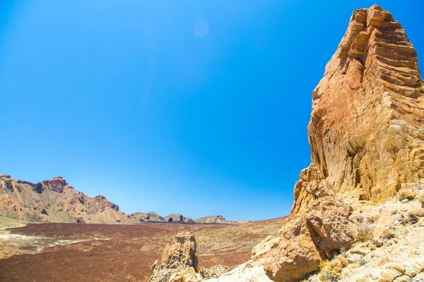 A spot in Tenerife with rocks and a mountain land — Stock Photo, Image