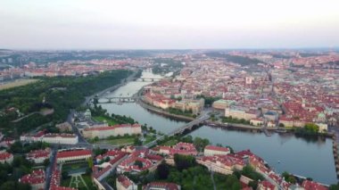 Tarihi kent merkezine ve Vltava Nehri ile yukarıdan Prag şehrinin güzel panoramik havadan görünümü. Muhteşem şehir manzara görüntüleri. 