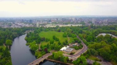 Hava güzel manzarasını yukarıdan Londra'daki Hyde park. Gölet ve ağaçlar üzerinde uçan. Şehir manzarası.