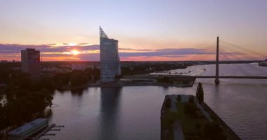 Güzel hava günbatımı manzara Ab Barajı büyük Letonya bayrağı ile Letonya Riga üzerinden