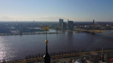 Riga şehir altın horoz ile Daugava Nehri şaşırtıcı havadan görünümü arka planda. 