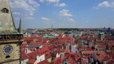 Prag Saat Kulesi şehir kasaba meydanında güzel hava görünümünü. Yukarıdan görüntülemek.