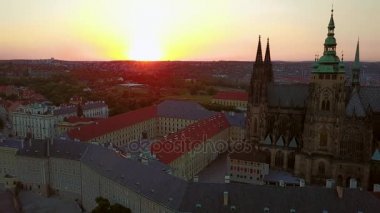 Yukarıdan Prag şehrinin muhteşem havadan görünümü. Gün batımı manzaralı muhteşem şehir. Prag Kalesi ile panoramik görünümü.