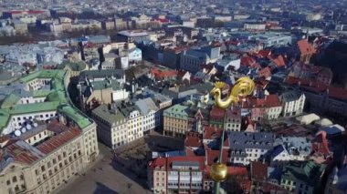 St. Peters Katedrali ve altın horoz üstüne kubbe Katedrali ile Riga eski şehrin güzel manzara. Tv de kule görebilirsiniz.