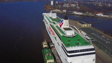 Riga, Letonya Hava görünümünü büyük cruise feribot Tallink demirledi.