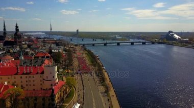 Lattelecom şehir maraton 2017 olay Letonya Riga şehirde. Riga sokaklarında çalışan insanların havadan görünümü.