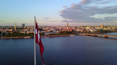 Güzel hava günbatımı manzara Ab Barajı büyük Letonya bayrağı ile Letonya Riga üzerinden