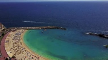 Kumsalda Tossa de Mar içinde bir güzel yaz gün, Costa Brava, Katalonya, İspanya