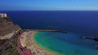 Kumsalda Tossa de Mar içinde bir güzel yaz gün, Costa Brava, Katalonya, İspanya