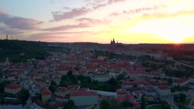 Prag şehir panoramik bir kale ile yukarıdan ufukta güzel hava görünümünü. Şehrin ortasında Vltava Nehri ile şaşırtıcı şehir manzara görüntüleri.