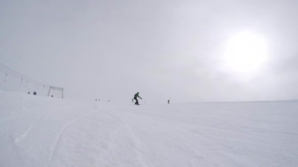 Joven Snowboard Los Alpes Que Pasa Giro Brusco Creando Una — Vídeo de stock