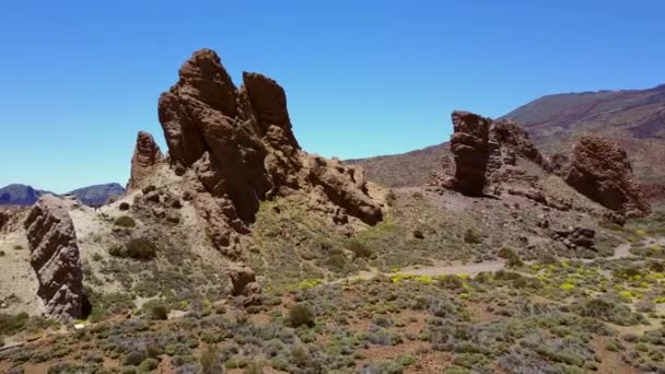 Schöne Luftaufnahme Der Wüste Und Der Riesigen Felsen Der Nähe — Stockvideo