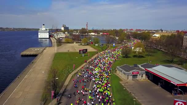 ラトビアの Lattelecom マラソン 2017年の空撮 リガの街を実行している人々 — ストック動画