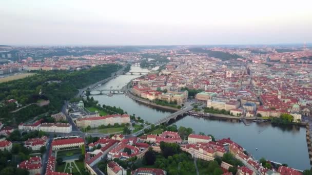 旧市街とヴルタヴァ川の上からプラハ市内の美しいパノラマ撮 素晴らしい街の風景映像 — ストック動画