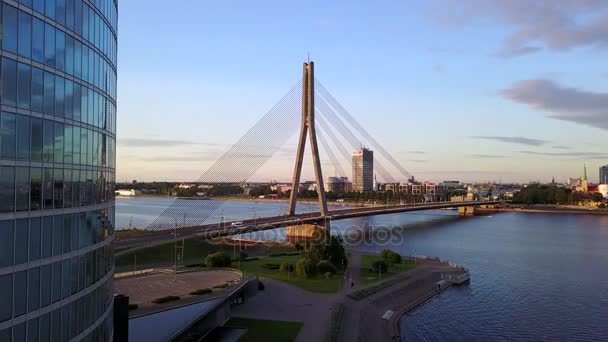 Vacker Utsikt Över Riga Stad Bron Närmaste Skyskrapan Solnedgång — Stockvideo