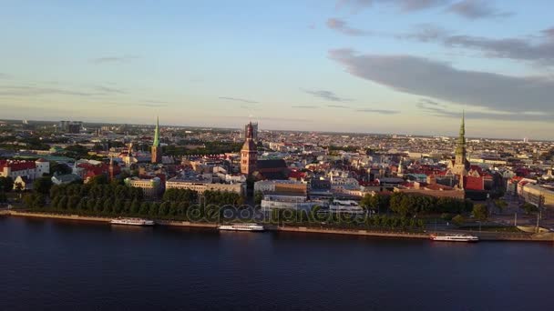 Flygfoto Över Riga Gamla Stan Staden Från Ovan Solnedgången — Stockvideo