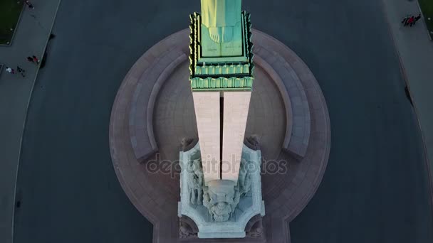 拉脱维亚里加 Milda 自由女神像的完整观点 在头顶和城市上方捧着三颗金色的星星 日落景色在里加镇 — 图库视频影像