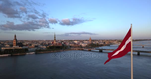 Красивый Вид Закат Над Дамбой Риге Латвия Огромным Флагом Латвии — стоковое видео