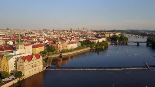 Vue aérienne imprenable sur le pont Charles de Prague. Belles images de paysage de la ville pendant le coucher du soleil .