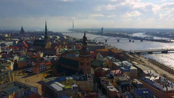 Mooie Luchtfoto Riga Van Boven Onder Wolken Tijdens Zonsondergang — Stockvideo