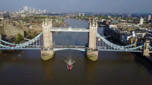 上からロンドンのタワー ブリッジの素晴らしい空撮 タワー ブリッジの表示を閉じる — ストック動画