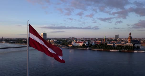 Légi Naplemente Kilátást Gát Egy Hatalmas Lett Zászló Riga Lettország — Stock videók