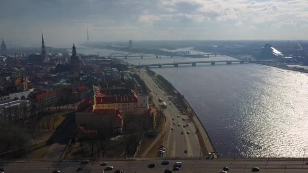 Uitzicht Luchtfoto Stadsverkeer Landing Buurt Van Oude Stad Van Riga — Stockvideo