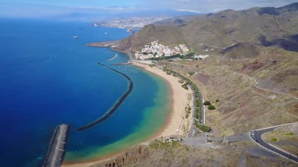 テネリフェ島の海岸線や山々 の美しい空中パノラマ ビュー — ストック動画