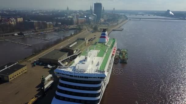 Letecký Pohled Obrovské Výletní Trajekty Tallink Ukotven Rize Lotyšsko — Stock video