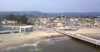 Şehrin Santa Cruz California Pasifik Okyanusu Monterey yakınındaki tarafından 20 Ocak, 2016 yılında ABD'de en uzun ahşap iskele ile şaşırtıcı havadan görünümü.