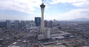 Stratosphere otel Las Vegas, Nevada havadan görünümü üzerinde 29 Temmuz 2013. Las Vegas'ta en yüksek binası olan Stratosphere otel görünümünü güzel havadan görüntüleri.