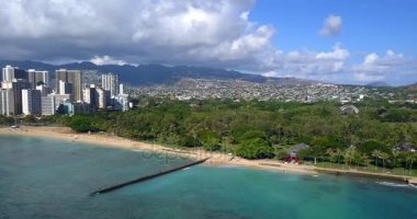 Honolulu city bölgesindeki kıyı şeridi ile Waikiki beach ve sörfçü ile Pasifik Okyanusu güzel havadan görünümü