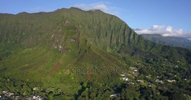 Ünlü Haiku merdivenler ve merdiven cennete yürüyüş için havadan görüntüleri görünümü Dağları nın harika. Yaşam bölgesinde yolun yanında. Şaşırtıcı Hawaii.