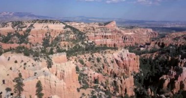 Çarpıcı kırmızı kumtaşı hoodoos Bryce Canyon Milli Parkı'nda Utah, ABD hava doğal görünümü