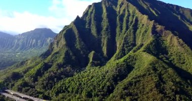 Ünlü Haiku merdivenler ve merdiven cennete yürüyüş için havadan görüntüleri görünümü Dağları nın harika. Yaşam bölgesinde yolun yanında. Şaşırtıcı Hawaii.