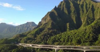 Ünlü Haiku merdivenler ve merdiven cennete yürüyüş için havadan görüntüleri görünümü Dağları nın harika. Yaşam bölgesinde yolun yanında. Şaşırtıcı Hawaii.