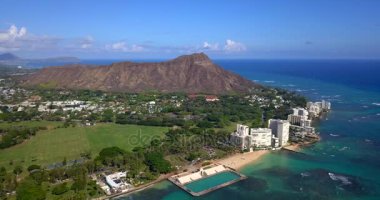Honolulu city bölgesindeki kıyı şeridi ile Waikiki beach ve sörfçü ile Pasifik Okyanusu güzel havadan görünümü