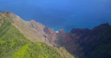 Egzotik cennet ada ve Kauai Adası Hawaii kayalıklarla Pasifik Okyanusu tarafından bir gökkuşağı ile Napali Coast'ta muhteşem havadan görünümü 