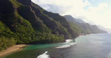 Muhteşem Na Pali Coast, Kauai, Hawaii güzel havadan görünümü