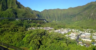 Ünlü Haiku merdivenler ve merdiven cennete yürüyüş için havadan görüntüleri görünümü Dağları nın harika. Yaşam bölgesinde yolun yanında. Şaşırtıcı Hawaii.