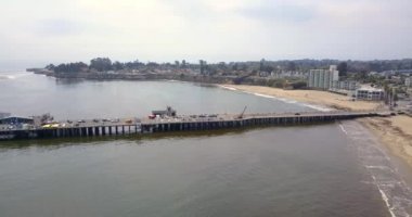 Santa Cruz pier yukarıdan Kaliforniya'da hava görünümünü. En uzun ahşap iskele ABD. İnanılmaz eğlence parkı.