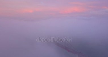 Golden Gate Köprüsü San Francisco bulutların üzerinde hava günbatımı hava görünümü. Romantik panoramik köprüden uçan bulutlar.