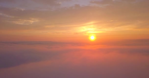 Coucher de soleil aérien Vue aérienne du pont Golden Gate à San Francisco au-dessus des nuages. Vue panoramique romantique avec des nuages survolant le pont .