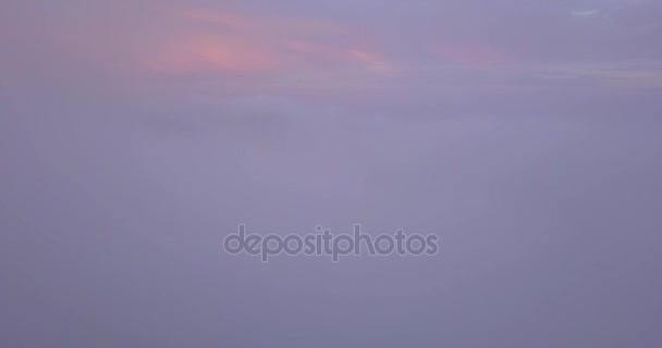 サンフランシスコのゴールデン ゲート ブリッジ 雲の上の夕焼け空中眺め 橋の上を飛んで雲とロマンチックなパノラマ ビュー — ストック動画