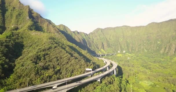 令人惊叹的空中画面的山由著名的俳句楼梯和楼梯到天堂远足 在小路旁边的生活区 惊人的夏威夷 — 图库视频影像