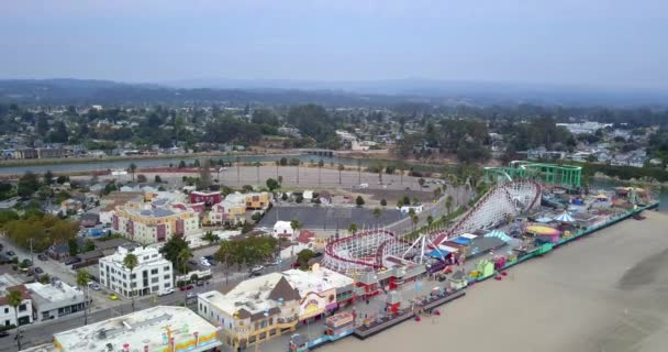 加利福尼亚州圣克鲁斯镇鸟瞰蒙特雷附近的海滩和美国最长的木码头的云霄飞车 — 图库视频影像